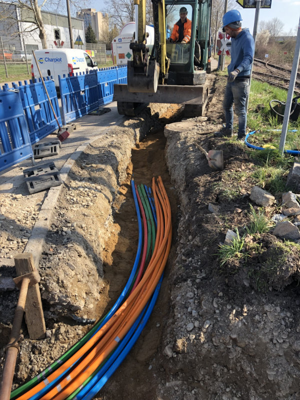 Unser Team beim Auffüllen des Kabelgrabens