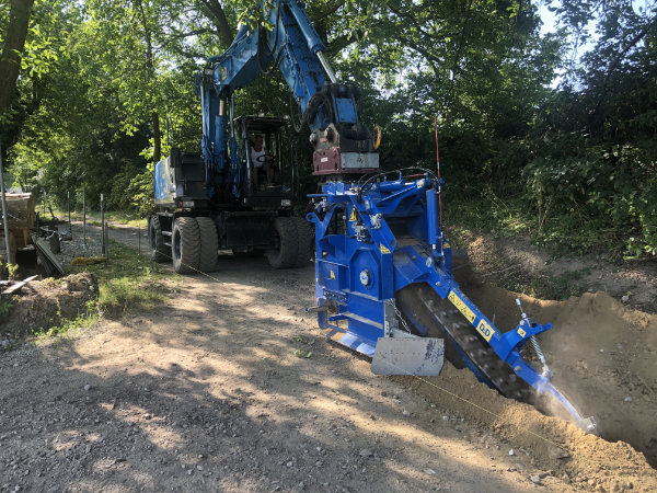 Der Bagger mit der Anbaufräse im Einsatz
