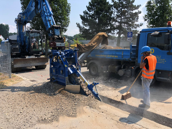 Der Bagger mit der Anbaufräse im Einsatz